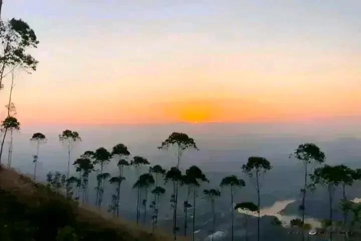 晋江市最高的山峰一一紫帽山
紫帽山位于紫帽镇，海拔517.8米，因紫云覆盖着山峰