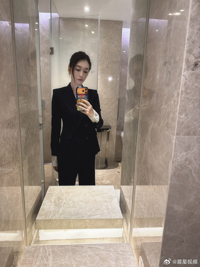 李小冉帅成老公姐 黑西装造型又酷又干练，那句小失误特别真实接地气 李小冉紧张的字
