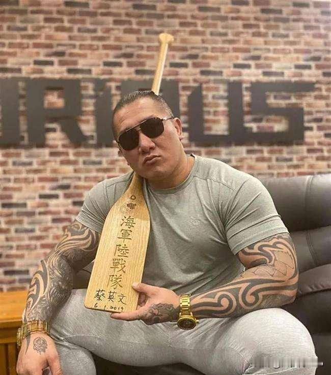 斩首言论引风波，馆长为何成两岸夹缝中的叛徒
 
各位老铁，最近台湾网红馆长陈之汉