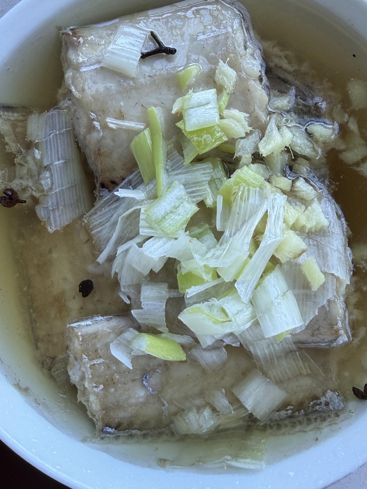 今天上午，我在西安档子上，买了一条大带鱼，中午准备做清蒸带鱼！
中午，米饭做好后