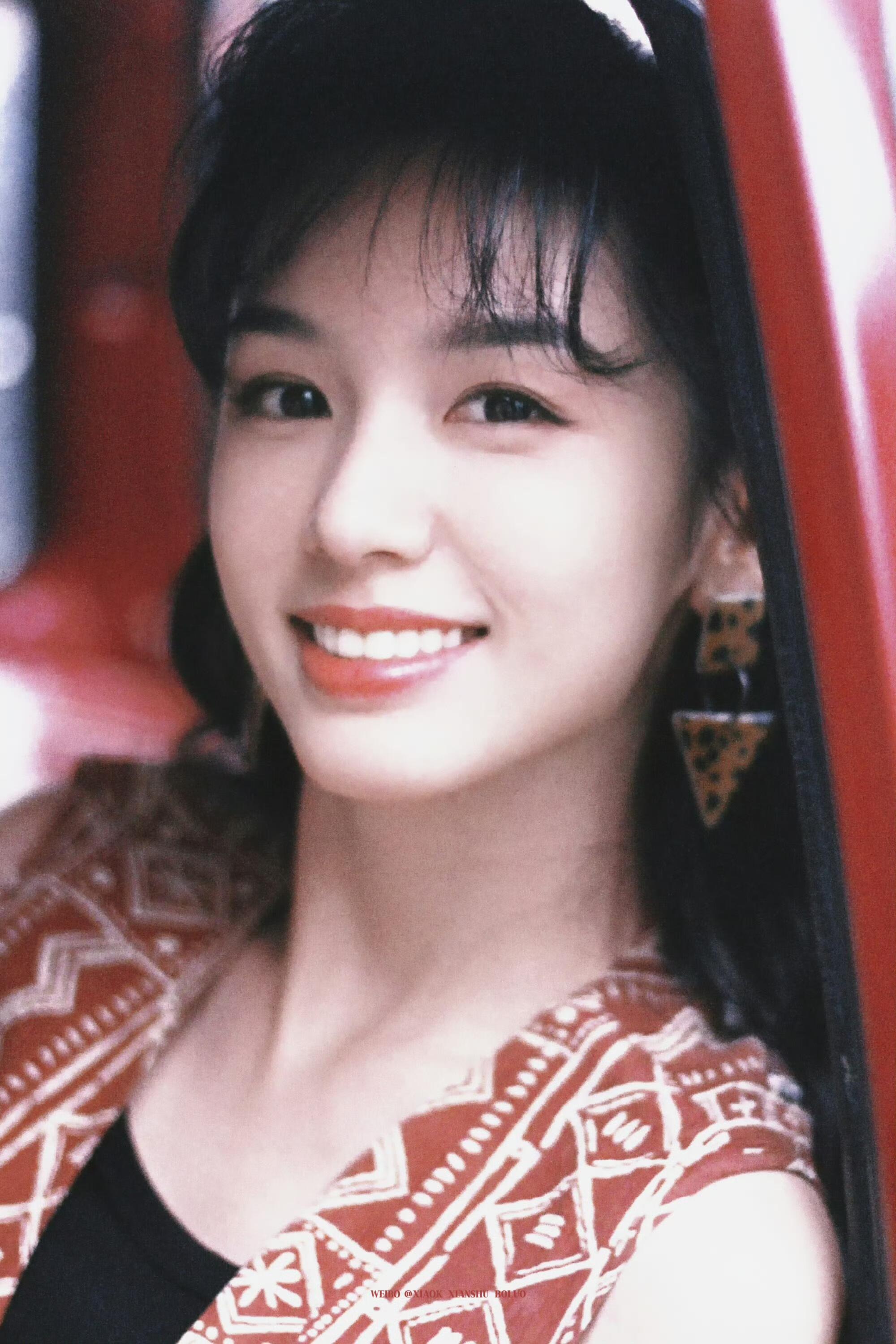 内娱居然有这么用心搭配耳环的剧组！！周也很伟大的一张脸，再夸张的耳饰也没有喧宾夺