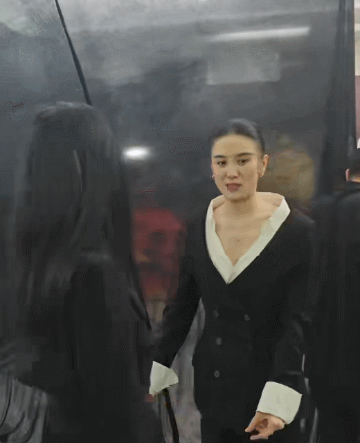 宋佳咏梅 甄嬛沈眉庄行礼这姿势也太有画面感了，像极了甄嬛沈眉庄同框，真的会让人眼