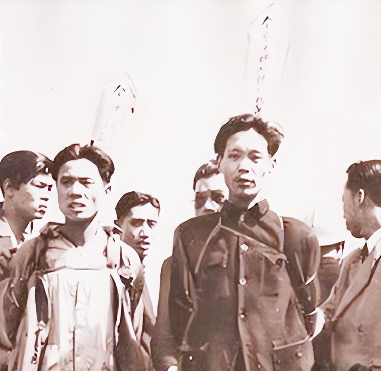 1947年，共产党员陈斌即将被敌人处决，他突然看到人群中有三个熟悉的身影，立马大