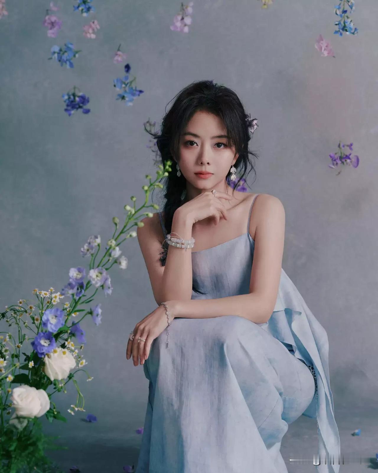 谭松韵穿蓝色长裙的造型简直绝了！

19日活动造型美照里，她一袭克莱因蓝丝绸长裙