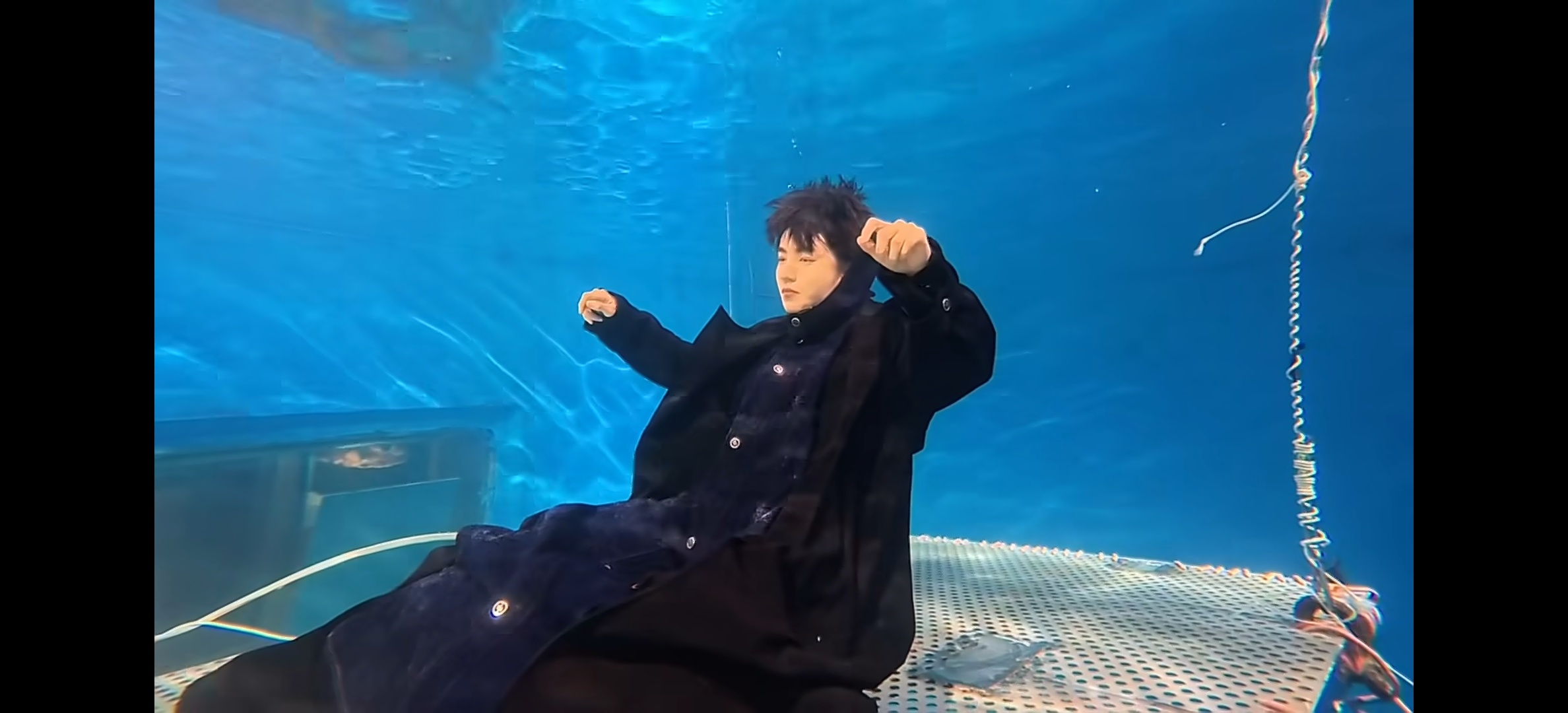会游泳的都懂能这么沉在水里的含金量。。。 