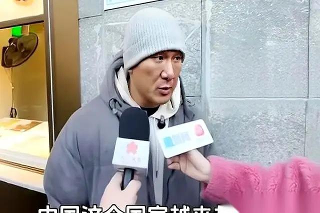 台湾馆长终于实现了自己的梦想，在天安门广场看升国旗仪式，馆长难掩内心的激动。那一