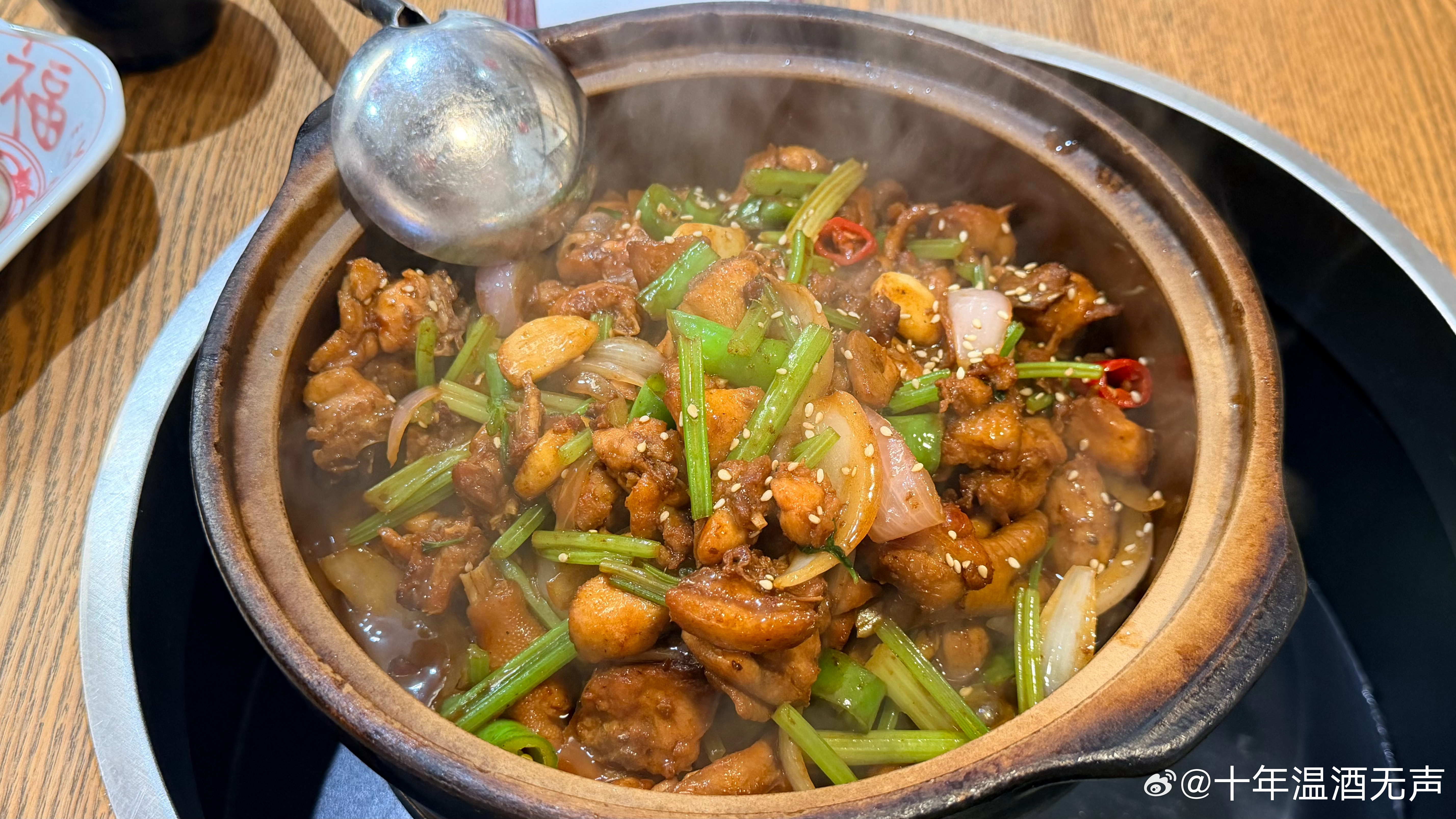温酒打卡 嗯哼？来一家说是潮汕店，点了个鸡煲，结果端上来里一个类似于重庆鸡公煲的