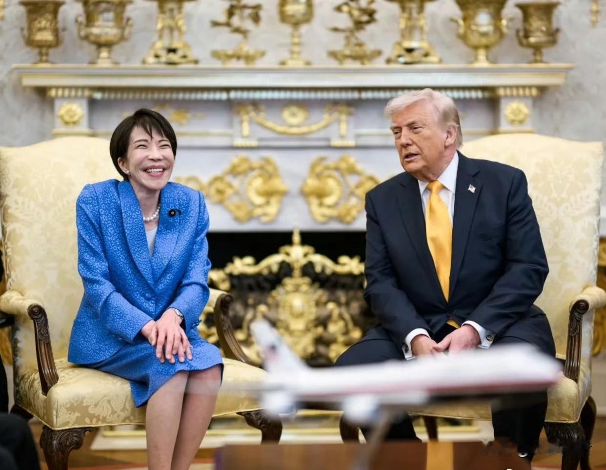 好像谁不“记仇”似的！[偷笑]
记者：美国为何此时干预支持日元汇率？
特朗普：日
