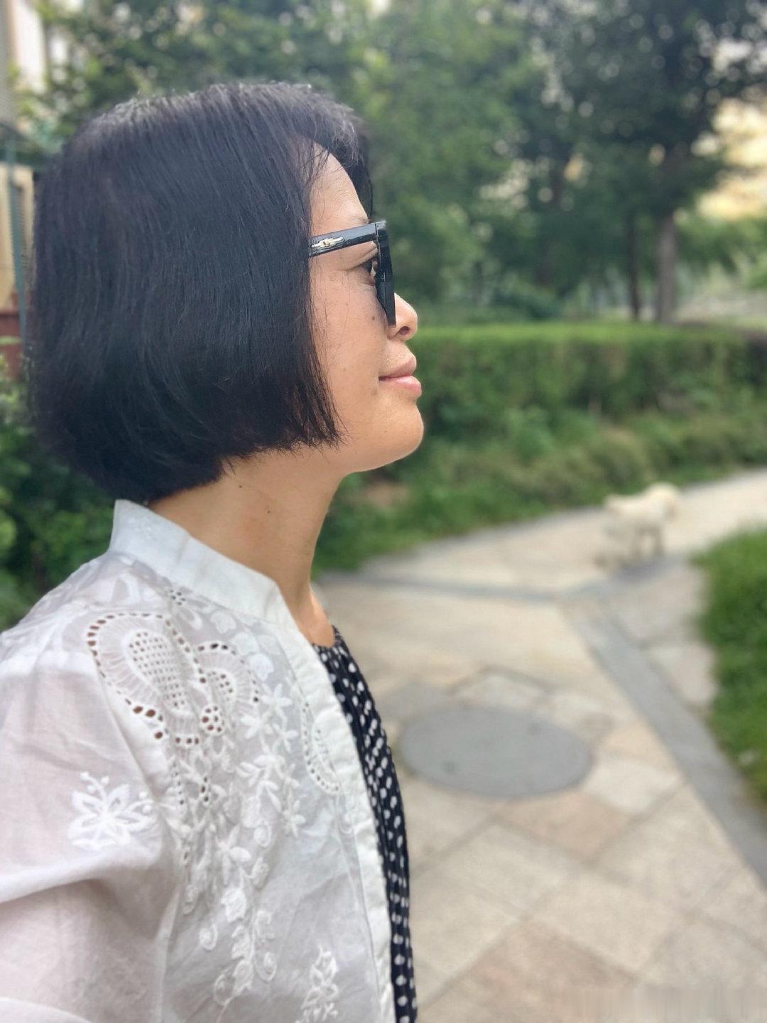 听这个蝉鸣声看这个阳光就知道今天真的很热。出门妈妈牌睡衣套一件衬衣，有没有奥黛丽