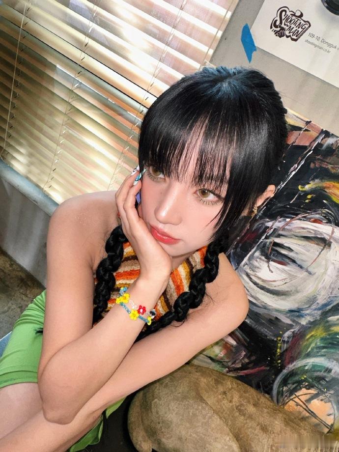 #宋雨琦编织深v背心##宋雨琦多巴胺美甲# 宋雨琦的夏日装扮太吸睛！深 v 编织