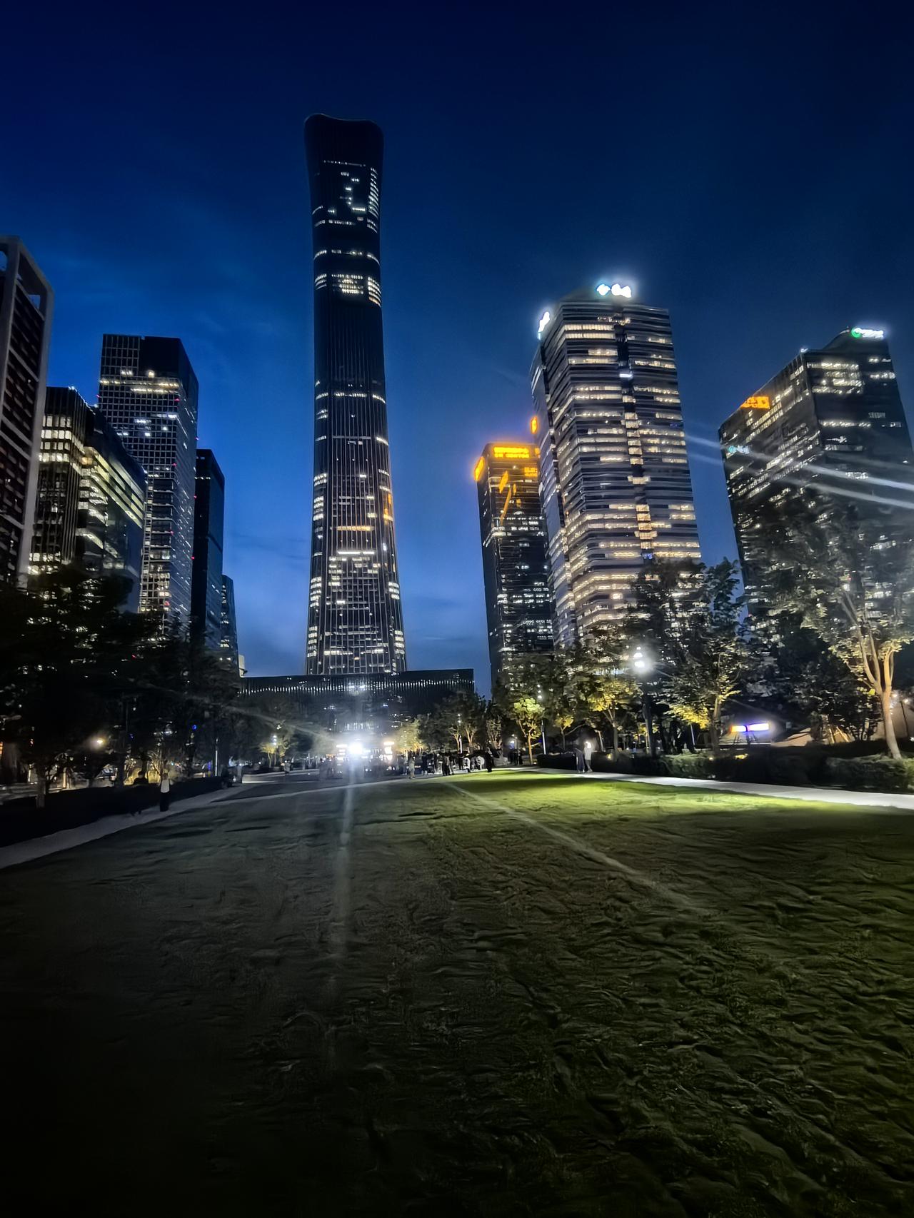 夜幕降临，邂逅城市灯火