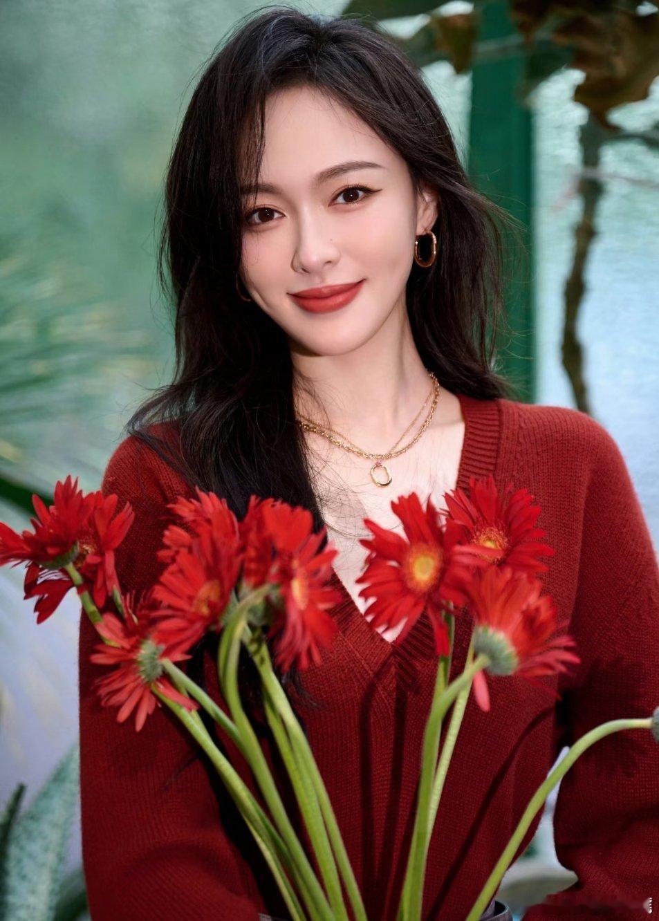 唐嫣回上海过年过年了，大家开开心心过年吧，没事抢抢红包多好，祝福唐嫣新年快乐 