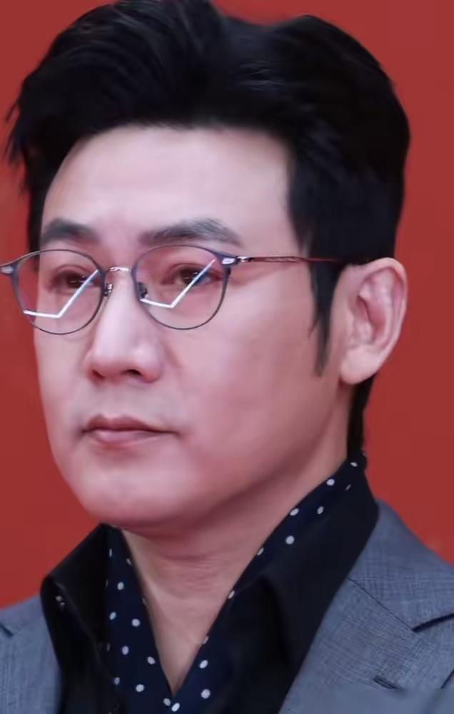 为什么娱乐圈中很多男演员男明星到了40几岁50岁就容颜大变呢？整个面部表情都变得