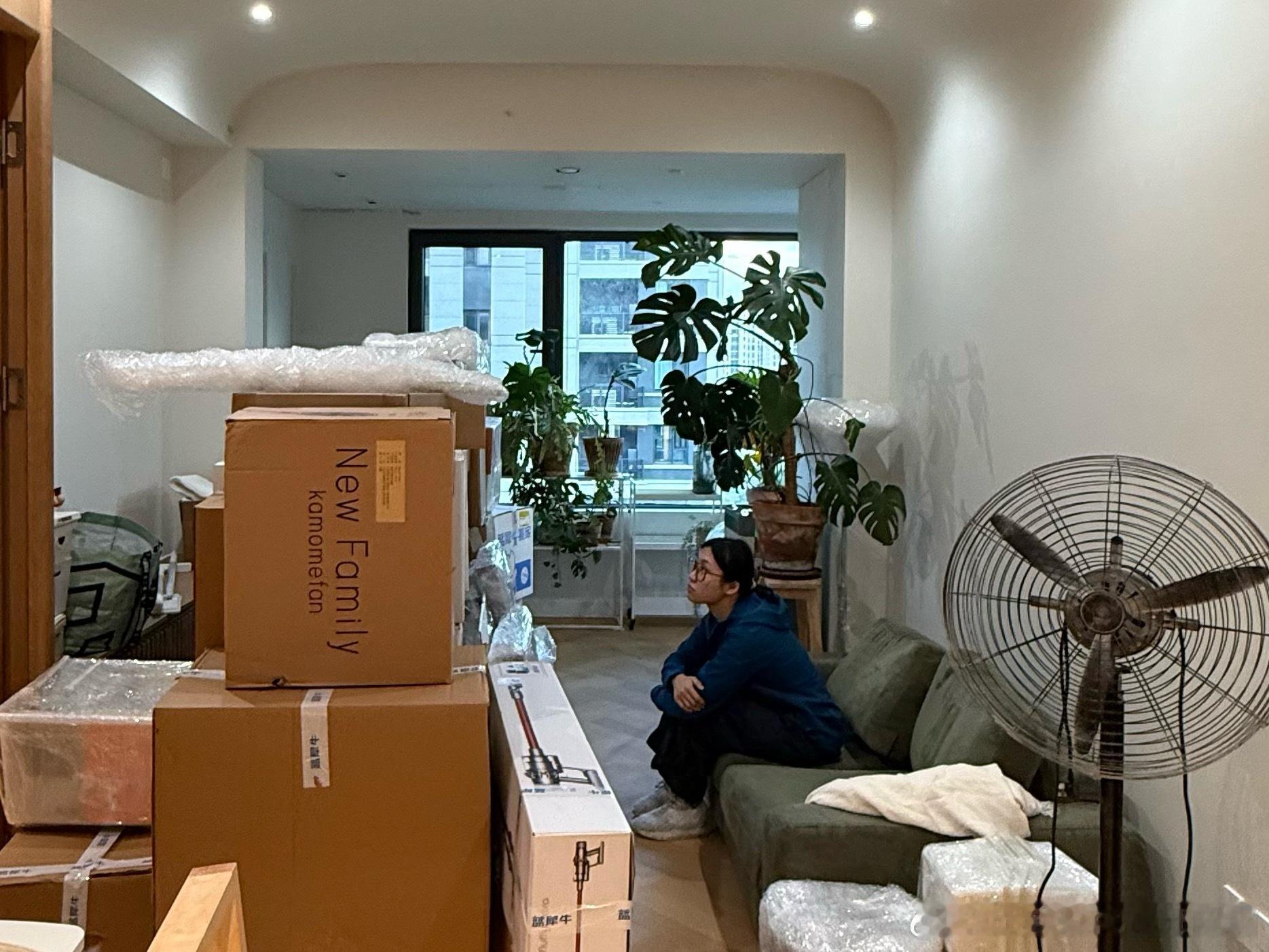 收拾了两天，客厅终于清理出来了。搬家公司的打包速度太可怕了，来了就哗哗哗开始装箱