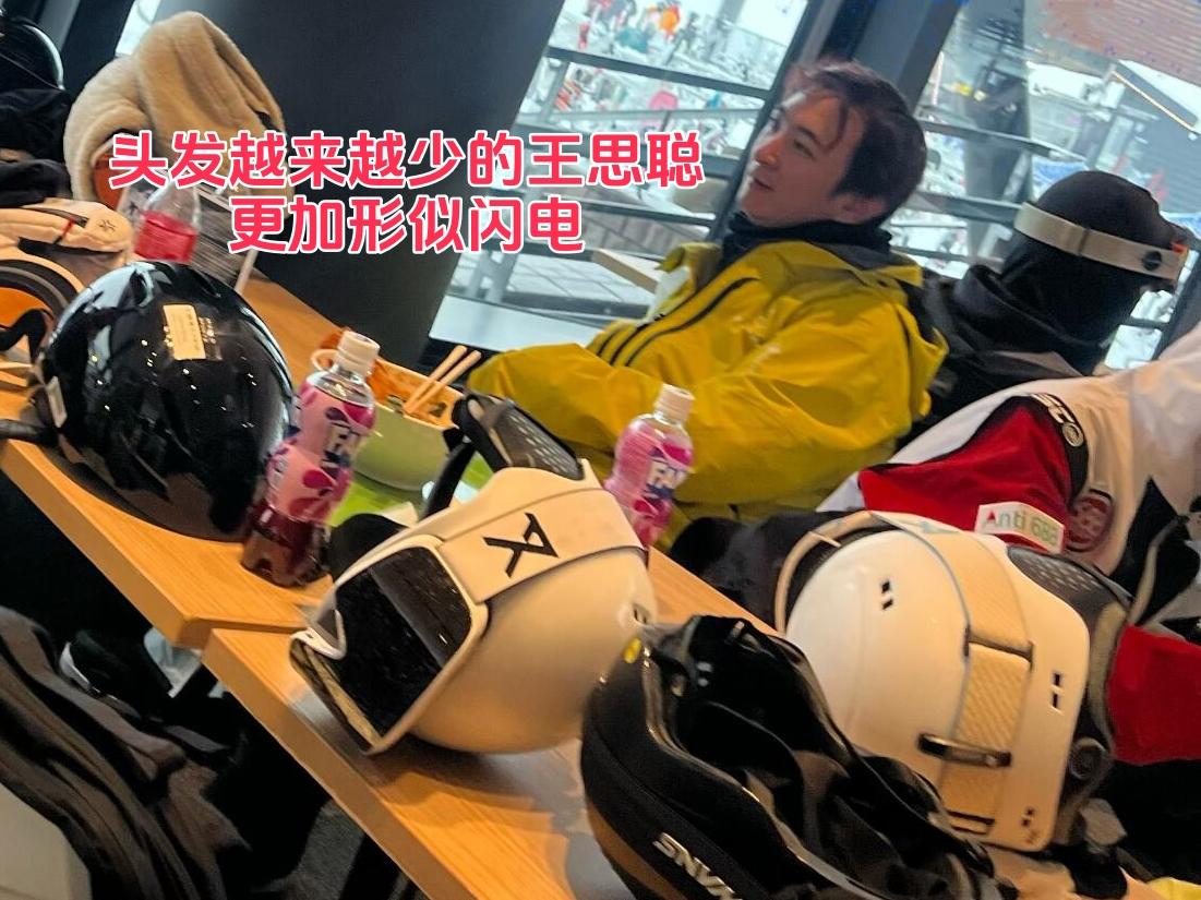 事实证明，只要身旁有五个及以上的大美女围着的“闪电”，那个男生就一定是王思聪，即