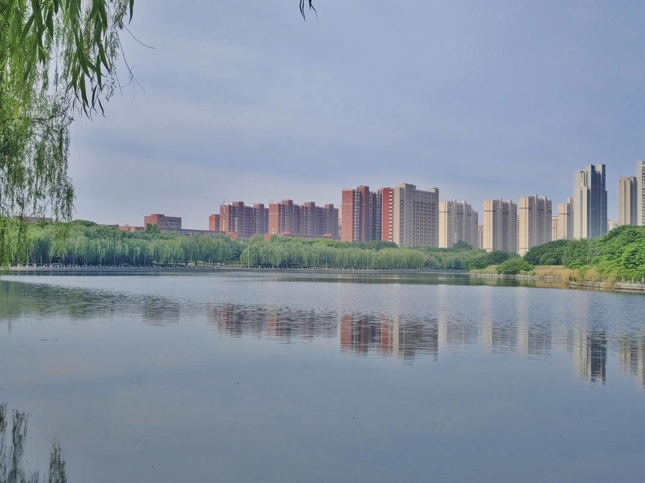 我在须水河滨河公园拍倒影
好久没有来须水河滨河公园了，今天闲来无事想来这儿转转。