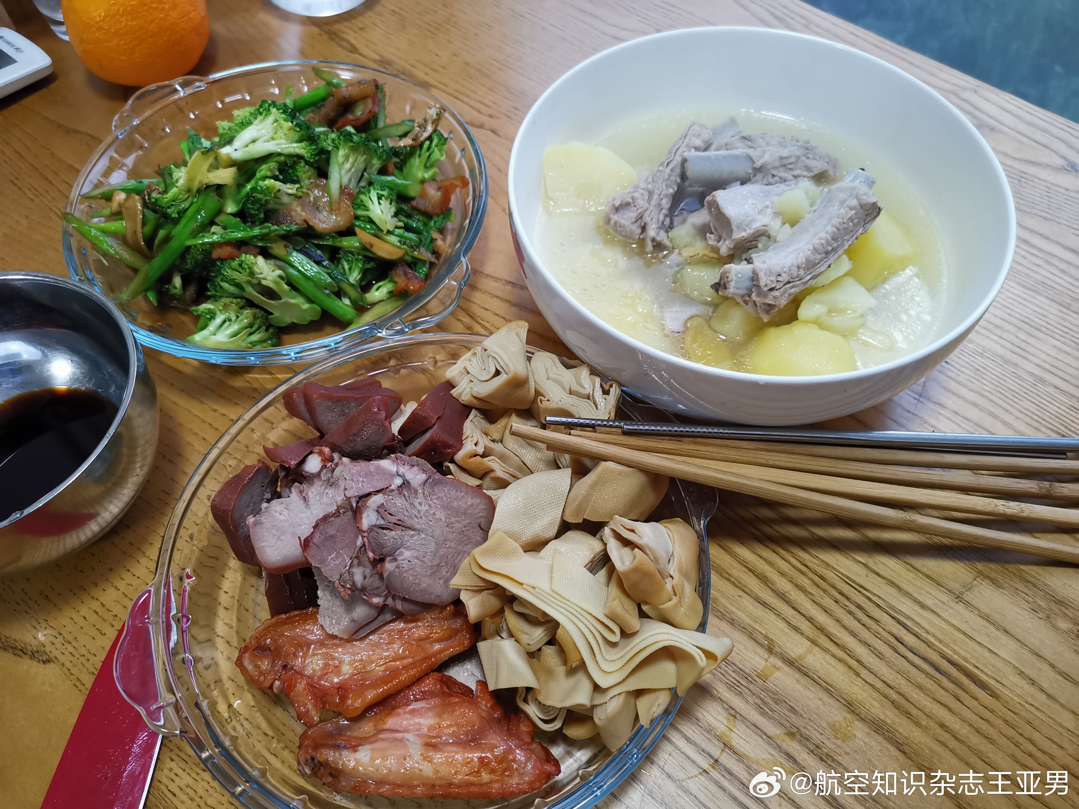 老婆弄的三个小菜，配500毫升精酿IPA，冰箱镇半小时，好日子大抵如此。喝完看《