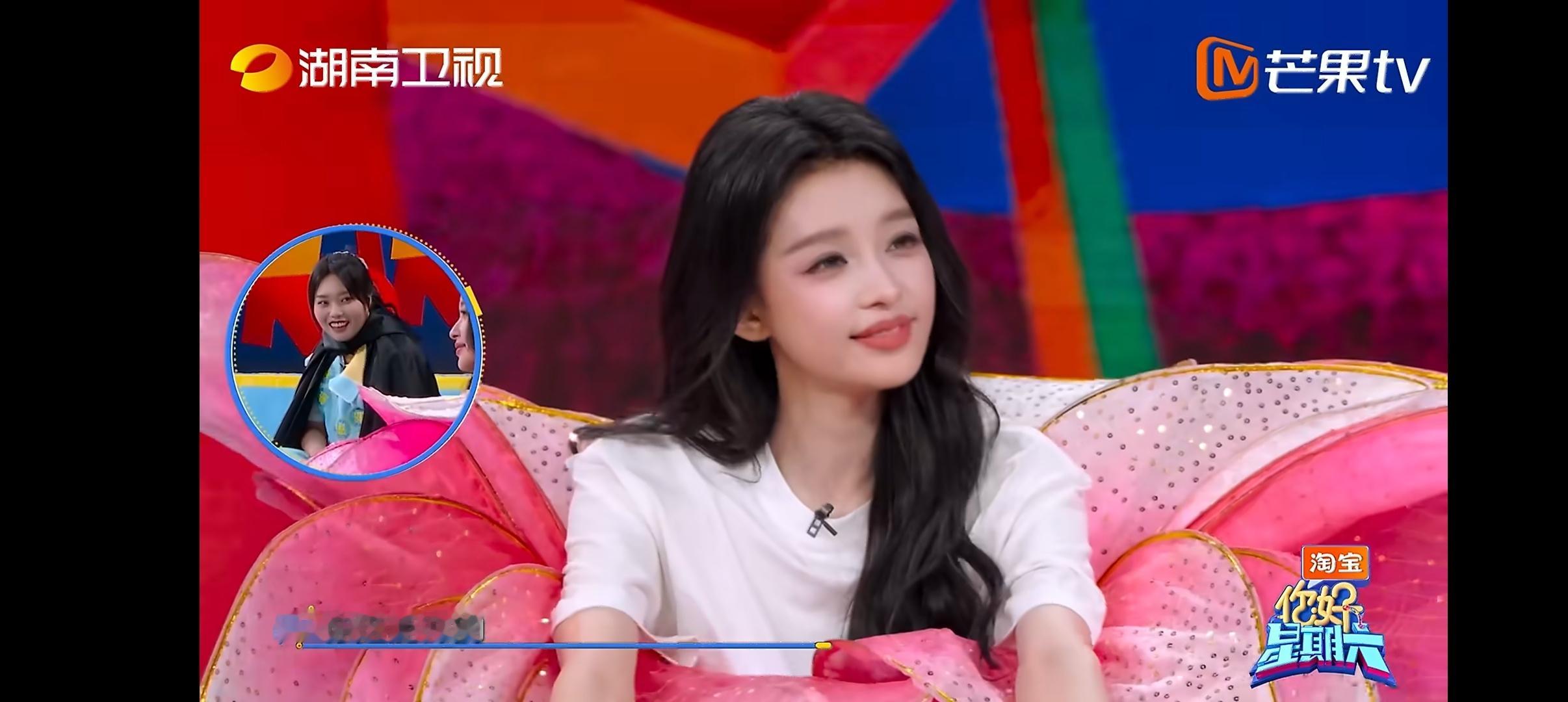孙怡妥妥的花仙子 孙怡笑起来太甜了吧，在花朵装置里完全美成花仙子，“想开了” 那
