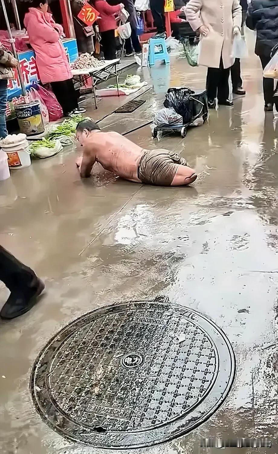 这个照片看起来不像AI合成的，这个地方看起来像南方，冬天下雨穿羽绒服，但是这么一