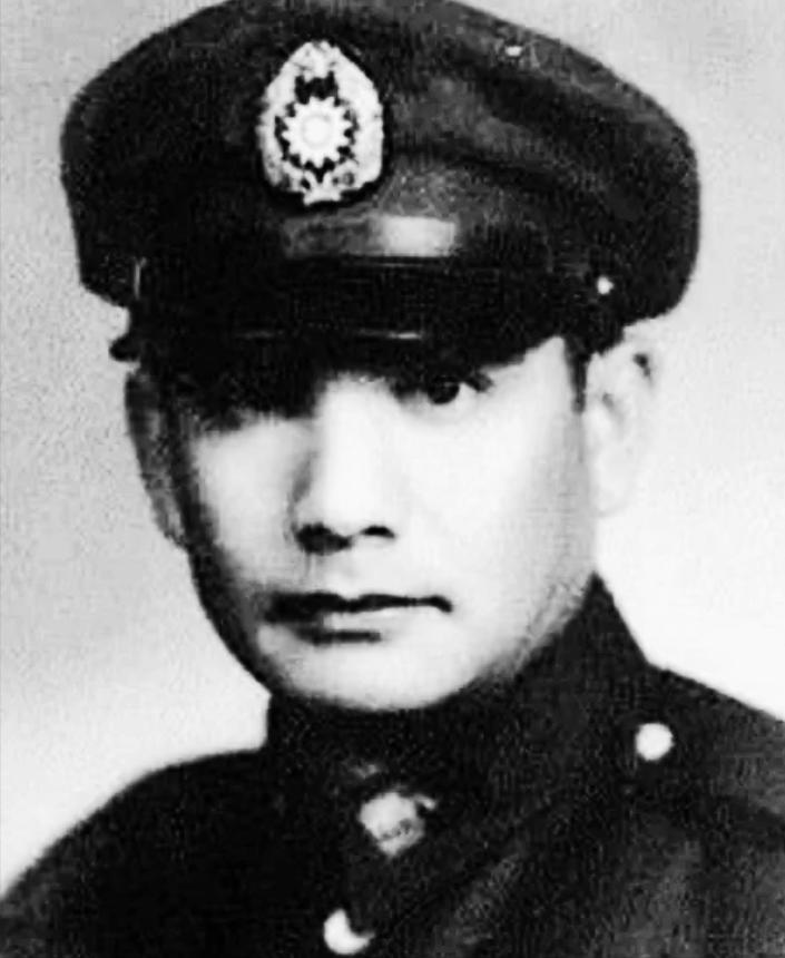 1939 年 3 月南昌会战，张灵甫在高安前线带队冲锋，右腿膝盖遭日军机枪子弹击