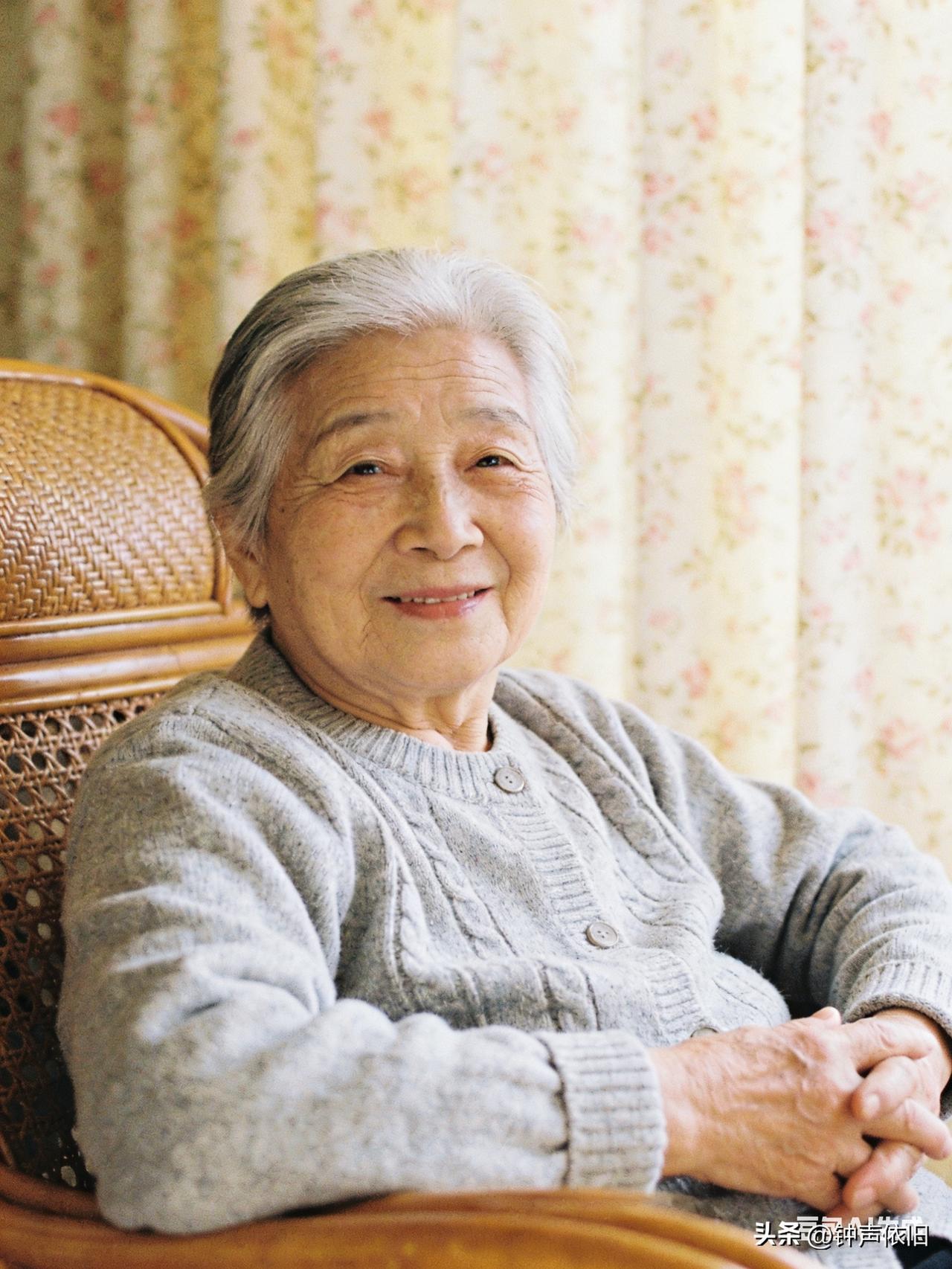 母亲的时光
 
在我记忆里，母亲的身影总与烟火气缠在一起。晨光微熹时，她系着洗得