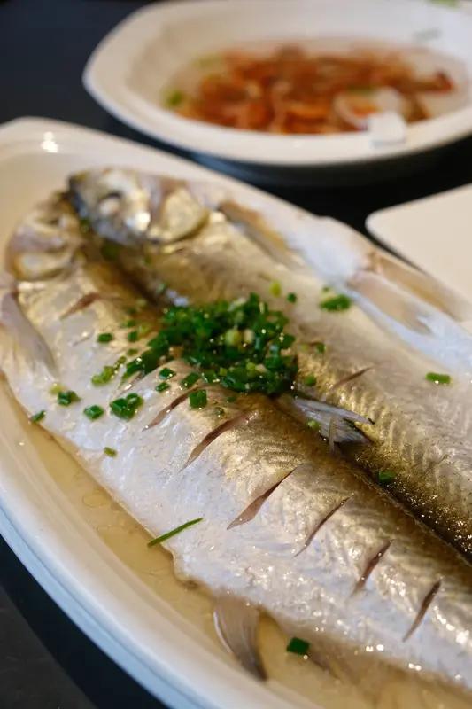 苏州菜讲究“不时不食”，以下是本地人推荐的不踩雷菜品：

• 松鼠鳜鱼：苏帮菜招