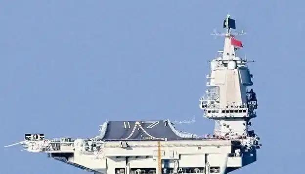 美国成功欺骗了全世界？我们的导弹、无人机和激光武器，早就能够把航母牢牢按在港口里