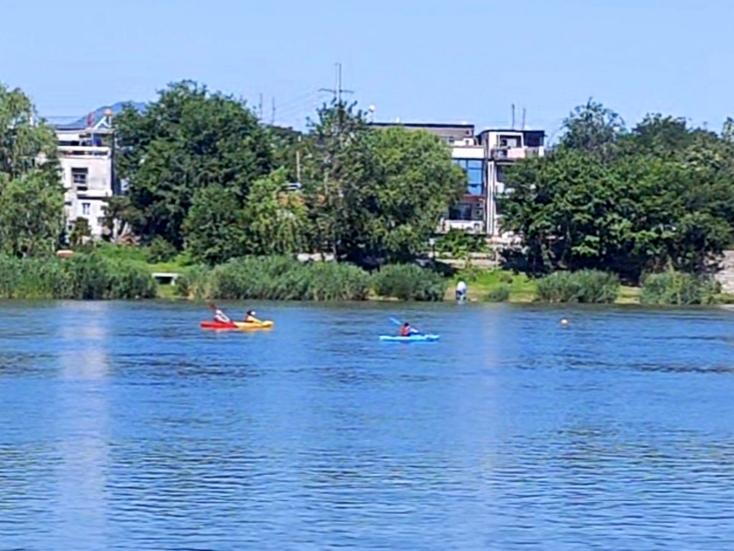 北京永定河畔的晓月湖，不仅是一处风景如画的生态湿地，也是重现“卢沟晓月”历史盛景