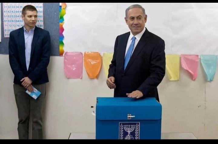 内塔尼亚胡的儿子站在一旁看着父亲，父亲的言行举止都在影响着孩子。因为有言传身教，