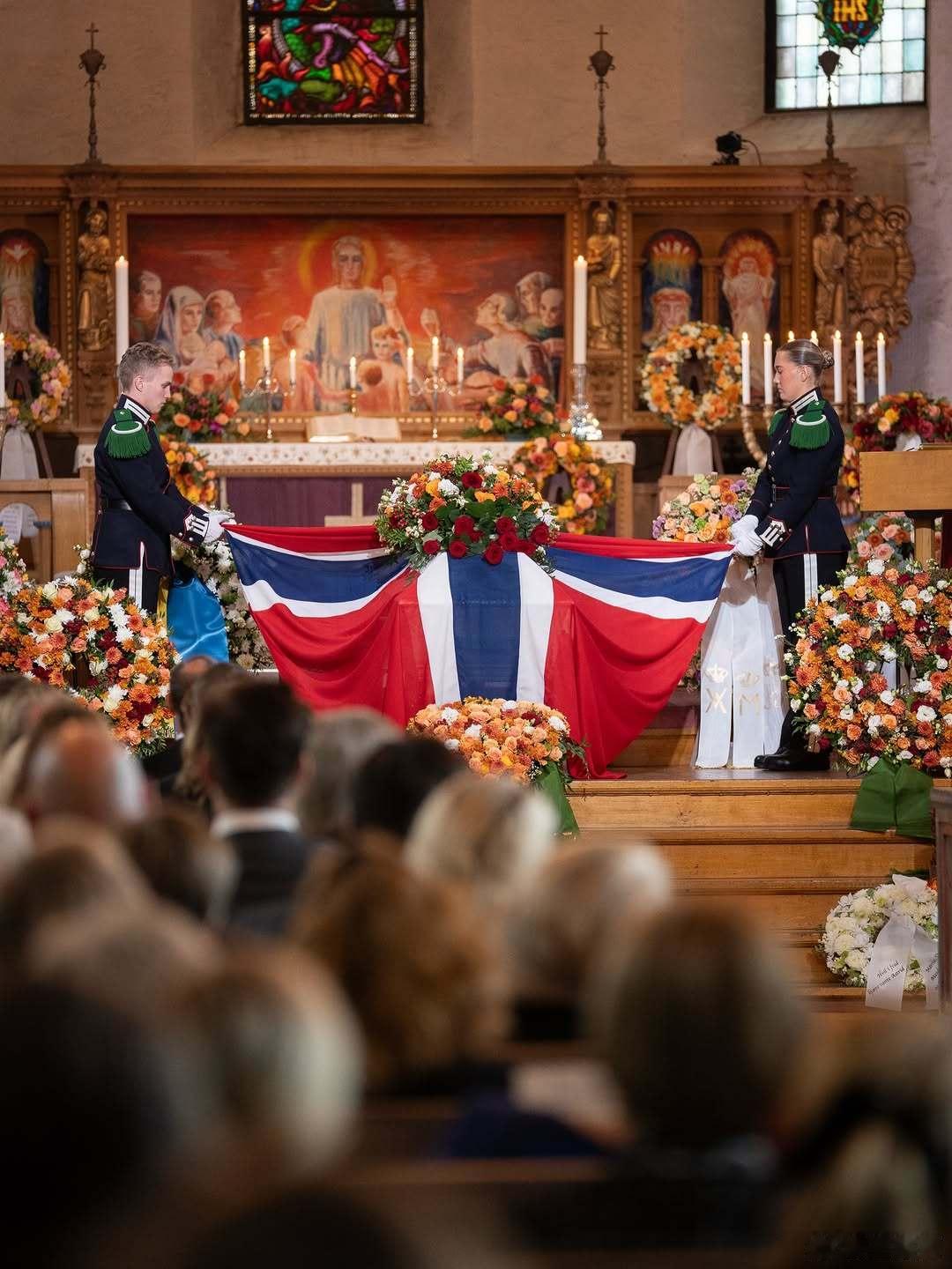挪威王室 🇳🇴9月23日，挪威王室成员们出席阿斯特丽德公主的葬礼。补高清图。