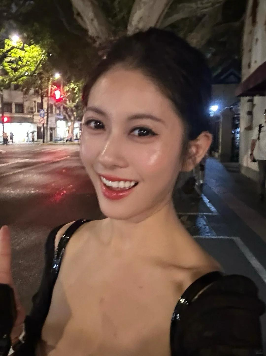 上海是我目前最喜欢的城市🏙️每次出门真的都会被一种积极的氛围带动到！大方自信展