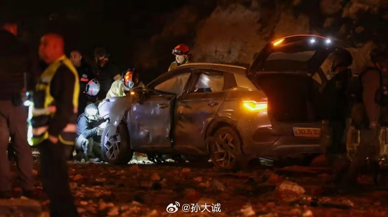 伊朗称正开展第11轮导弹袭击 现场惊现一辆比亚迪 元PLUS，直接停在导弹炸出的