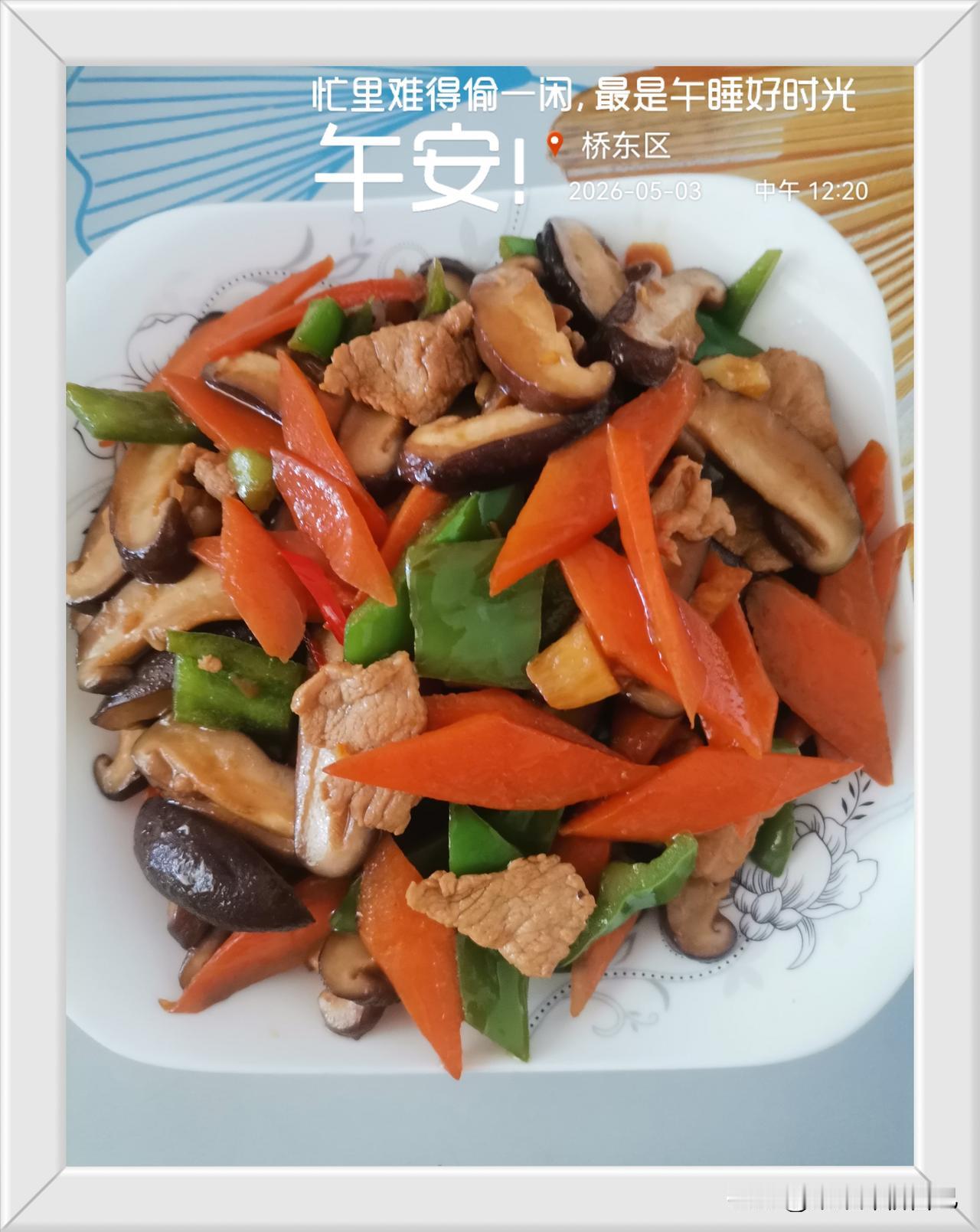 昨天娃娃就说：“香菇油菜，西红柿炒鸡蛋和韭菜炒鸡蛋都吃腻了，香菇可以变点新花样吗