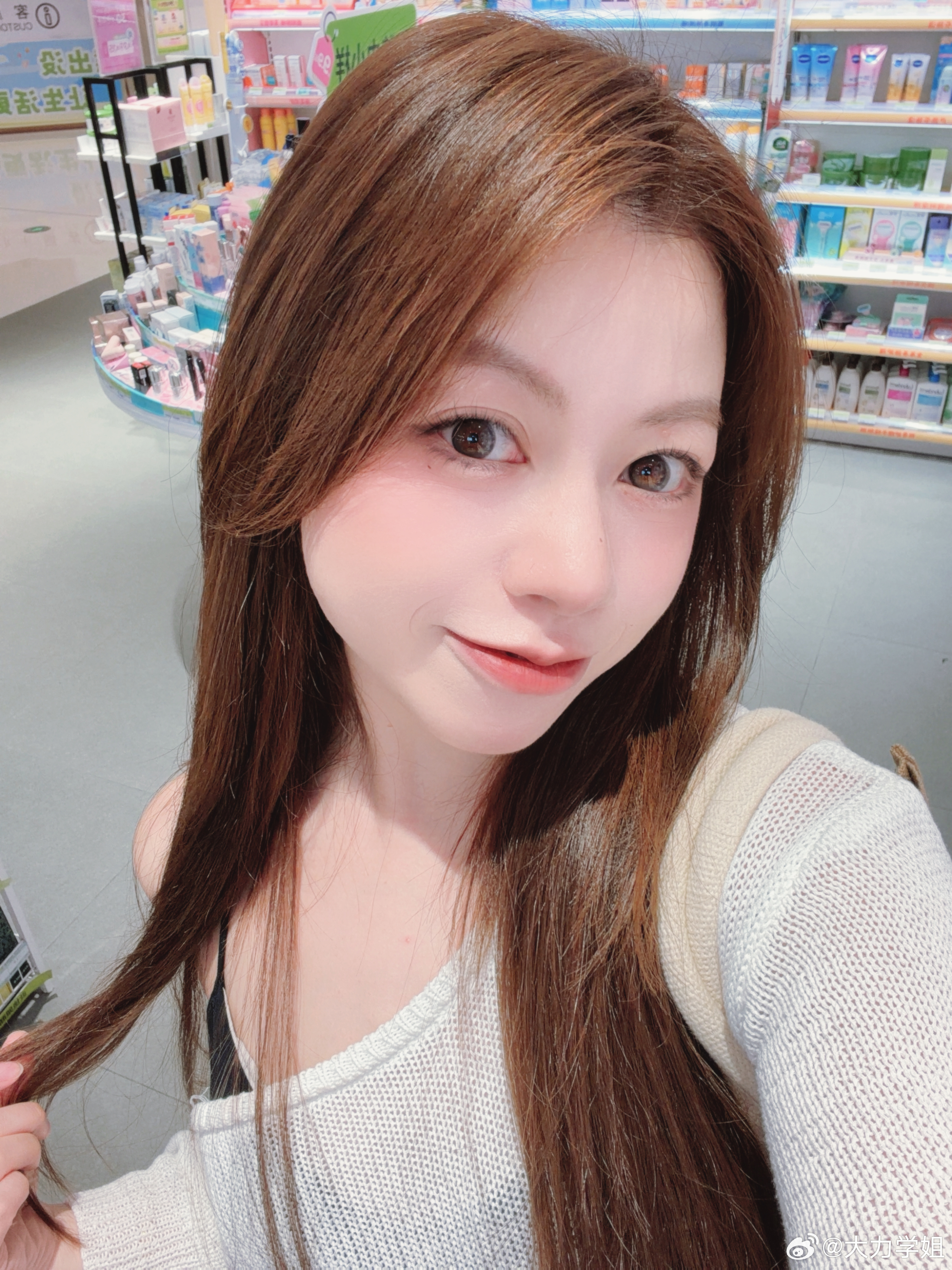 剪完头发一身轻松~这次的发色更亮啦准备好迎接夏天了