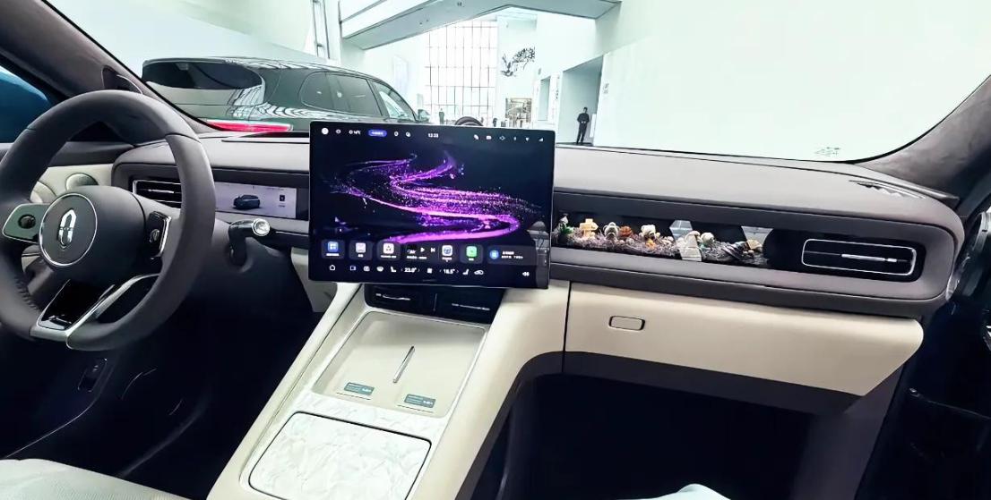 北京车展的时候去看了一下问界M6的车内设计，我发现配置方面还是挺全面的，也是我们