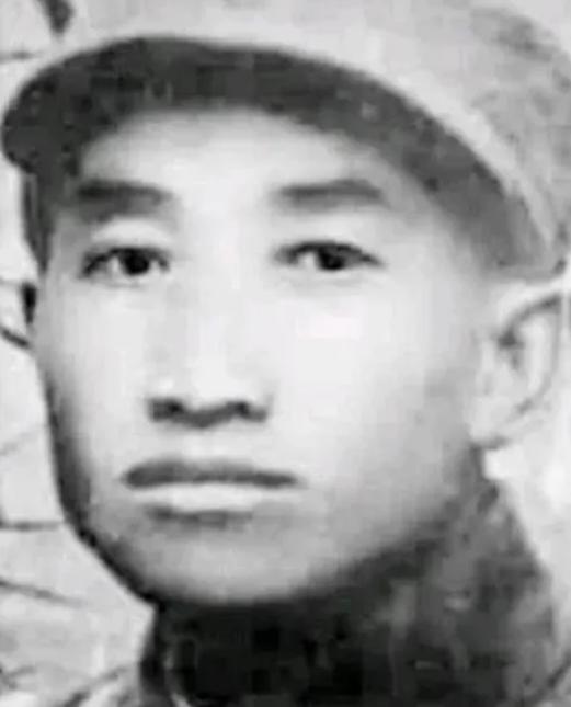 他是陈赓麾下第一猛将，30岁娶19岁娇妻，结婚才3天竟然当众拿枪追着新娘，喊道：