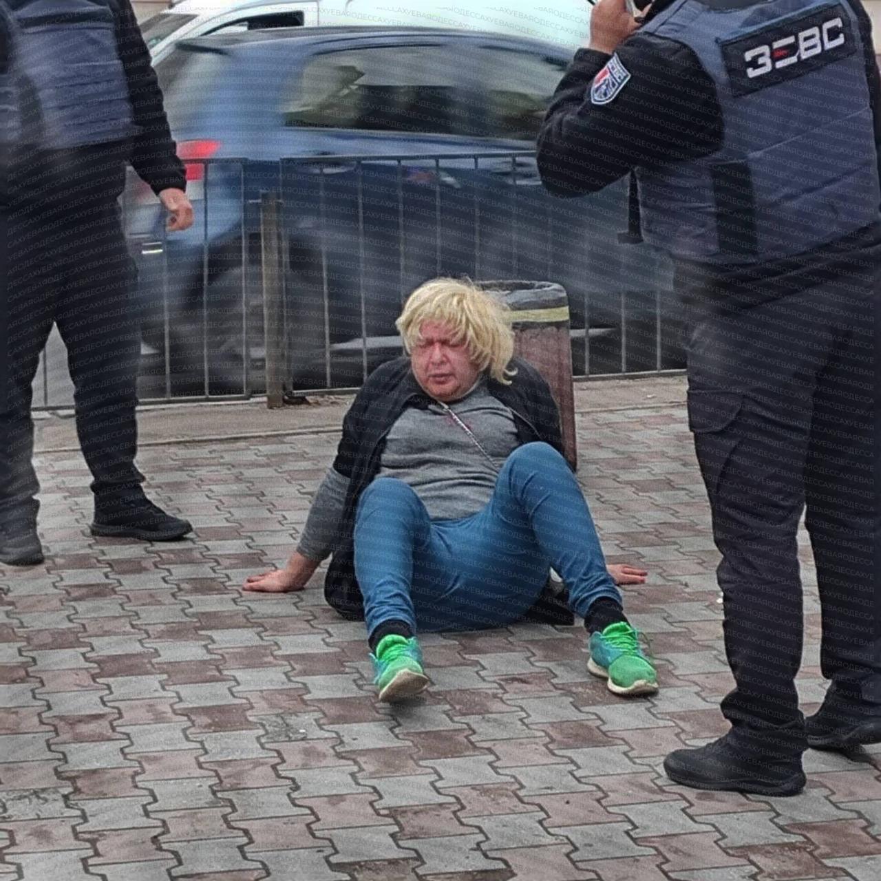这名敖德萨（乌克兰港口城市）的男子装扮成女子一定是有自己的苦衷吧？[吐舌]

这