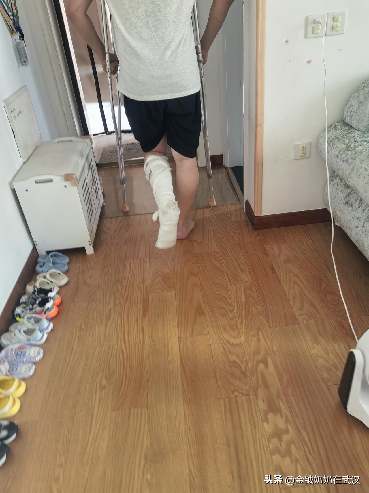 儿子脚踝受伤骨折一个多月了，虽然在家养伤，仍然坚持工作。

我看着着急😣

儿