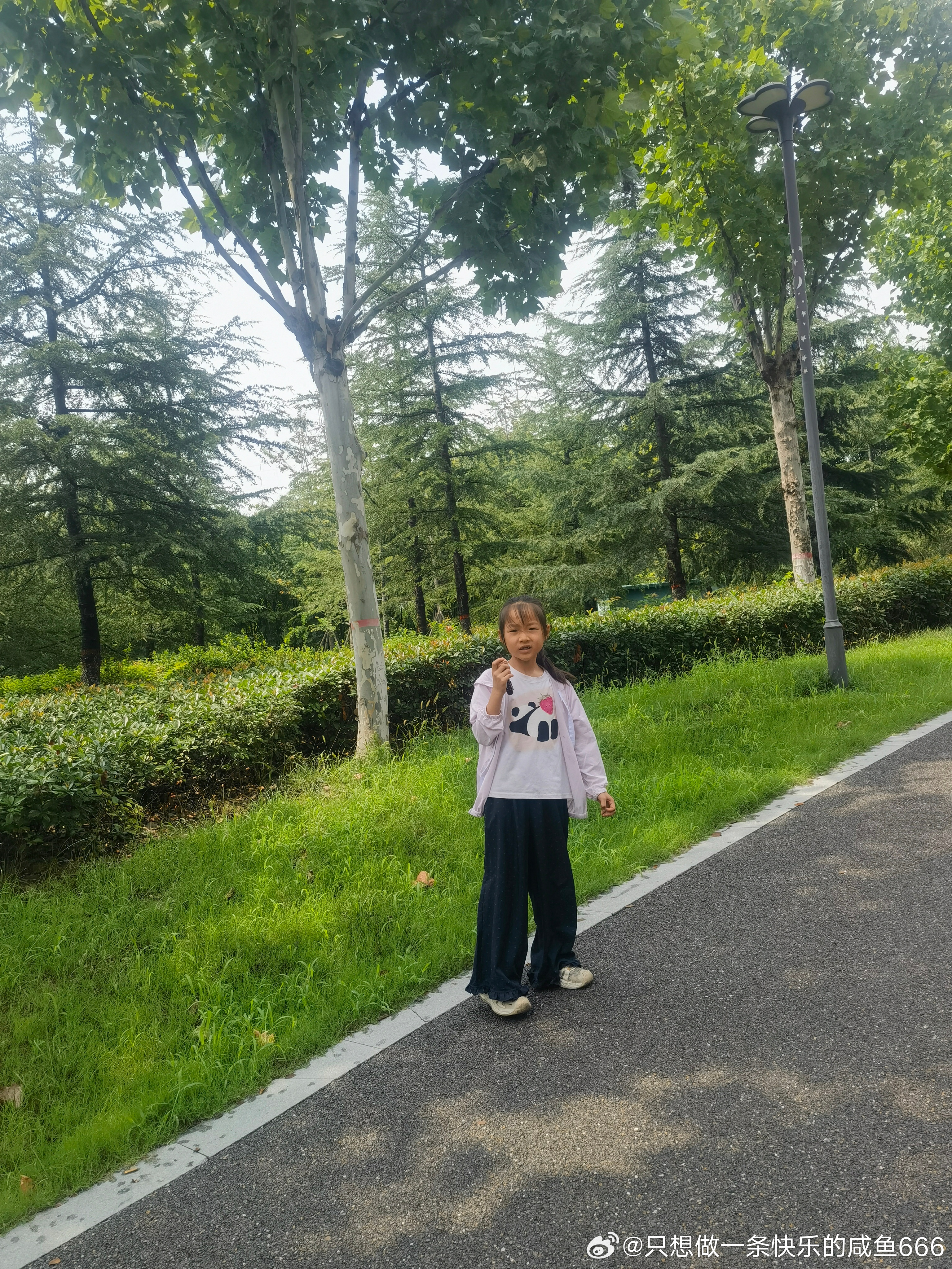 我去坐班车，小抪去上轮滑课。非让我送她，还好就几步路，还顺路