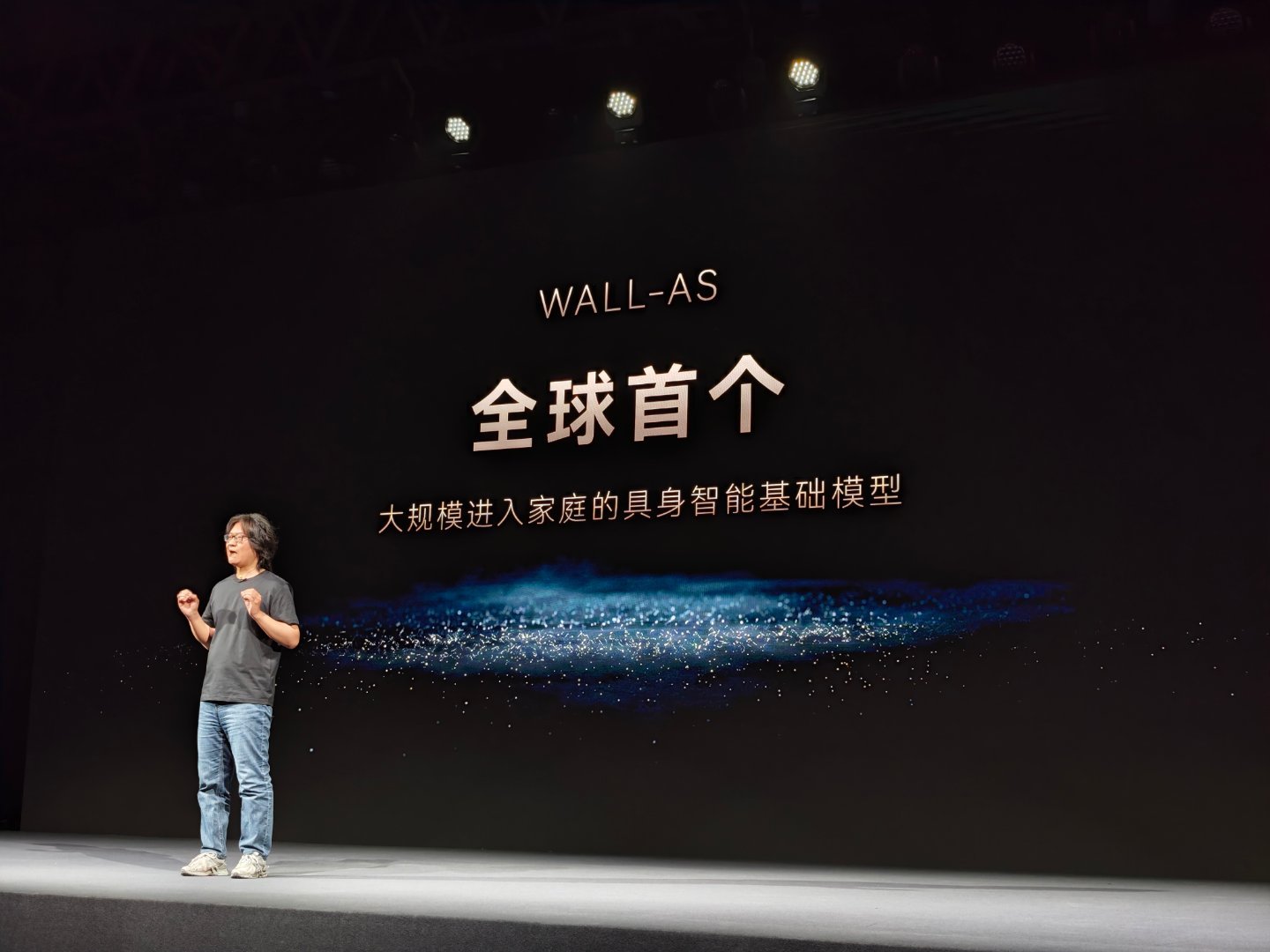 自变量这次发布的是WALL-B这个模型，它很牛的一点是它可以自适应，自我学习，能