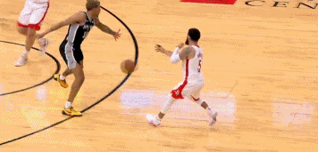 NBA赛场镜头：申京这个传球，怎么这么像约基奇呢？
  范乔丹传给申京，申京手不