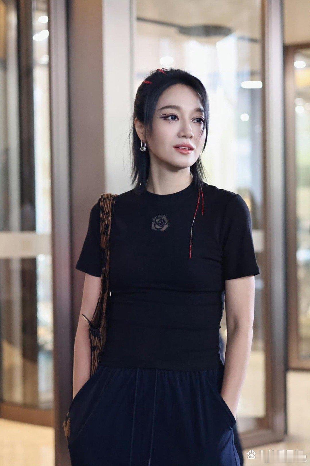朱丹上浪姐后，大家才发现她其实很美，稍微打扮就特别亮眼 ​​​