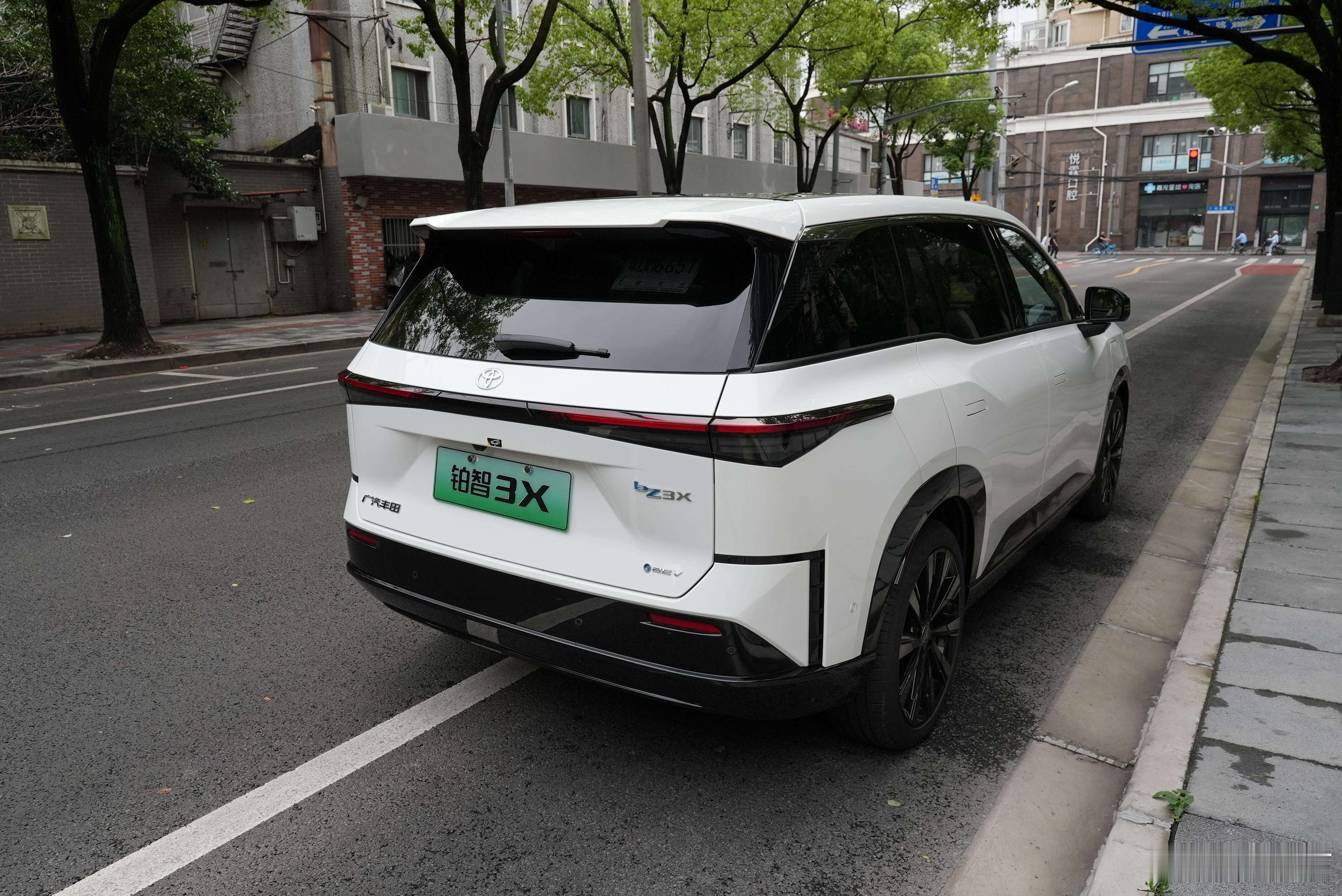 经常上网讨论买车，感觉开20万，30万车的遍地都是，但是在现实社会，大街上还是1