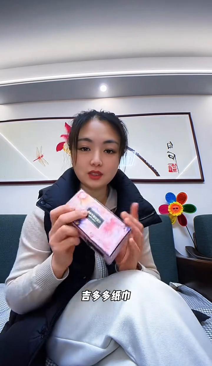 评论区炸了三天。
拇指在屏幕上划出血泡。
就等柱子妮一个眼神，董艳颖一句回音。