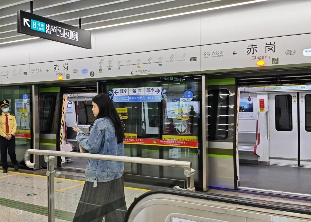 广州地铁12号线赤岗站开门迎客首日，由于很多人已经回去过年，所以换乘客流不算很多