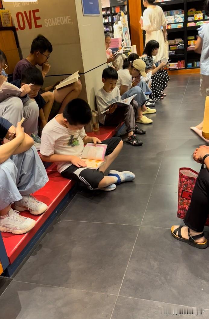 热爱读书的孩子竟然这么多！并不只是电子产品有吸引力！

昨天上午，陪孙子在新东方