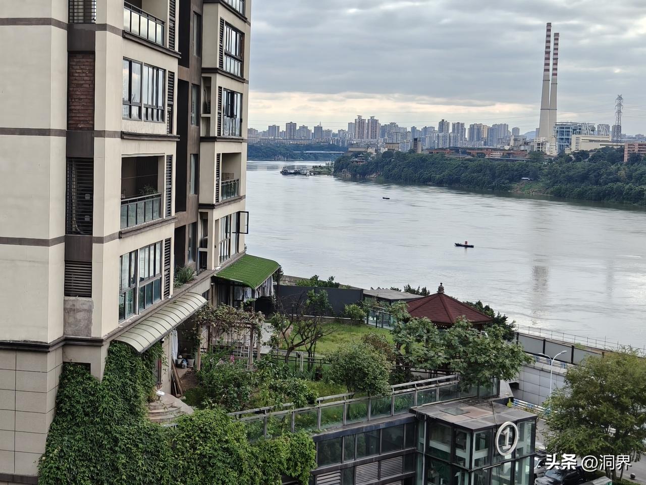 太喜欢住在这样的房子里面了
因为它满足了我对生活的所有向往
洋房，带花园，一线江