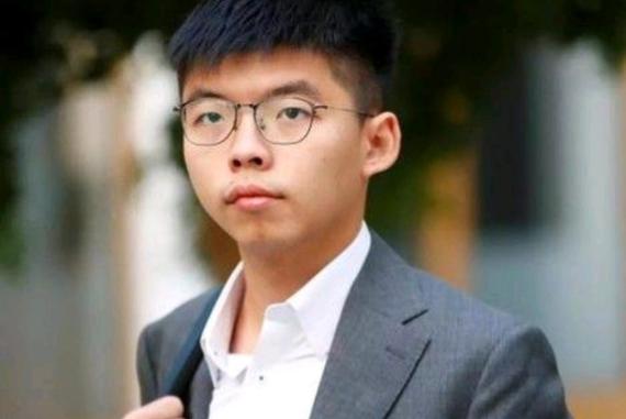 黄之锋后悔了！美媒曝出他盼轻判！

香港高等法院的庭审现场，惩教人员把黄之锋带到
