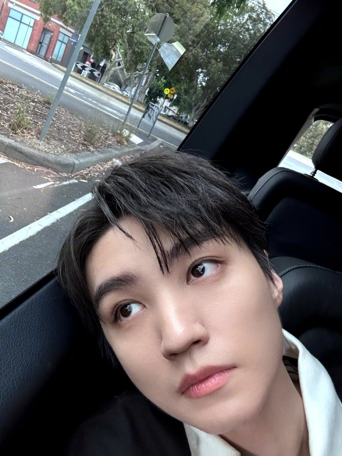 王俊凯王俊凯怼脸自拍很随意王俊凯男友式报备 男友式报备自拍来啦！ 