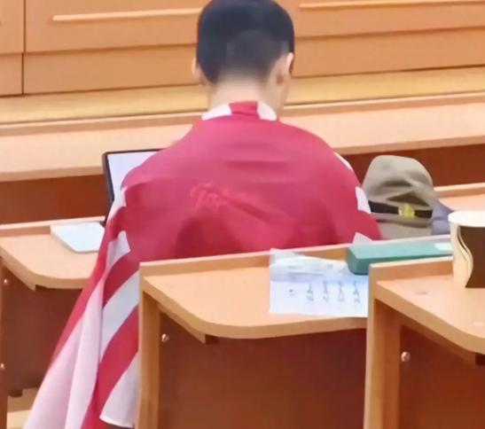 一面旭日旗，把莫斯科大学历史系的一堂课推成了公共事件。网上都在争他道歉有几分真，